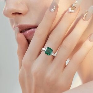 Elegant Silver and Green Gemstone Ring